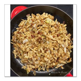 Krautspätzle gehen immer
Krautspätzle, egal ob mit Sauerkraut oder mit frischem Spitzkohl gemacht, gehen immer und sind blitzschnell gemacht. Sogar für mich als Single sind Krautspätzle immer eine Option. Warum? Weil ich stets 2-3 Portionen Spätzle auf Vorrat in der Tiefkühltruhe habe. Wenn dann noch frisches Kraut vom letzten Einkauf im Kühlschrank liegt, ist die Frage "was koche ich heute" schnell geklärt: Krautspätzle.
Sie brauchen also pro Person:
1/2 Zwiebel
etwa 200-250 g frischen Spitzkohl oder Weißkohl
etwa 200-250 g Spätzle
nach Geschmack: 50-80 g klein gewürfelten Schinken / Speck
Salz, Pfeffer, Kümmel
20 Minuten Zeit
Für die Spätzle pro Person
100 g Mehl
1 großes Ei
Salz
Rezept im Blog:
https://www.wo-blumenbilder-wachsen.de/allgaeuer-krautspaetzle-mit-jaroma/
Kurz: https://www.insbeet.de/Krautspaetzle
Weitere Tipps & Rezepte:
MyNatureToPrint folgen & diesen Post speichern
#kochen #gutenappetit #mittagessen #kochenistliebe #ausliebezumessen #superlecker #selbstgemacht #schmeckt #foodblogs_de #spätzle #kraut #rezept #waskocheichheute #rezeptaufdemblog #schnelleküche #essenmachtglücklich #hausmannskost #lecker #sogut #einfachlecker #tradition #sauerkraut #kohl #weißkohl #pfannengericht #rezeptimblog #herzhaft #inmeinerküche #rezeptideen #familienessen