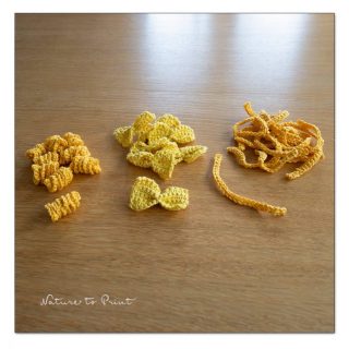 Karotten und Nudeln häkeln für die Spielküche
Was macht die Gärtnerin, wenn es draußen zu kalt und zu nass zum Gärtnern ist? Karotten häkeln fürs Enkelkind und Nudeln gleich mit dazu.
Häkelkarotten, diverses Häkelgemüse und dreierlei Nudeln liegen schon bereit. Dazu Tomatensauce! Dem Festschmaus aus der Kinderküche oder aus dem Kaufmannladen steht somit nicht mehr im Weg.
Häkelnadeln raus, Reste von Baumwollgarn dazu und schon geht's los. Viel Spaß beim Häkeln.
Im Blog:
Karotten häkeln für die Spielküche mit kostenloser Anleitung
https://www.wo-blumenbilder-wachsen.de/karotten-haekeln-anleitung/
Kurz: https://www.insbeet.de/Karotten
3 schnelle Nudeln häkeln für die Kinderküche
https://www.wo-blumenbilder-wachsen.de/nudeln-haekeln/
Kurz: https://www.insbeet.de/Nudeln
#häkeln #häkelnmachtglücklich #häkelnmachtsüchtig #häkelliebe #häkelanleitung #häkelgemüse #handarbeiten #häkelsüchtig #häkelnistwiezaubernkönnen #häkelnmitliebe #häkelnmachtspass #häkelanleitungen #amigurumis #amigurumi #schachenmayrcatania #möhren #karotten #kinder #kochen #kinderküche #spielen #spielküche #kleinkinder