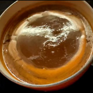 Gute Bratensauce von Grund auf selber kochen.
Woher Soße nehmen, wenn sich beim Braten von Huhn, Ente oder Pute keine von alleine ergibt? Warum überhaupt Bratensoße selber machen, wenn es doch auch Soße aus der Tüte gibt. Ganz einfach: Weil selbst gemachte Bratensoße besser schmeckt und weil nur gute Zutaten drin sind. Keine E-Nummern, keine Geschmacksverstärker.
So wird jedes Geflügel zum Festtagsschmaus.
Gute Bratensoße selbst zu kochen, ist einfach. Zeit kostet eigentlich nur das Kleinschneiden des Gemüses. Alles andere ist Kochzeit im Ofen und auf den Herd. Sie schaffen das!
Der Lohn für die Mühe: Begeisterte Gäste beim Festtagsessen und noch mehr Lob von der Familie.
Alle Zutaten, das Rezept und einige Tipps im Blog:
https://www.wo-blumenbilder-wachsen.de/bratensosse-selber-machen
Kurz https://www.insbeet.de/bratensauce
#soße #bratensoße #kochen #sauce #festessen #rezept #braten #rezepte #küche #ente #geflügel #weihnachtsessen #lecker #gesund #fleisch #leckerschmecker #essen #rezeptideen #leckeressen #feiertage #kochenmitliebe #ernährung #soulfood #kücheninspiration