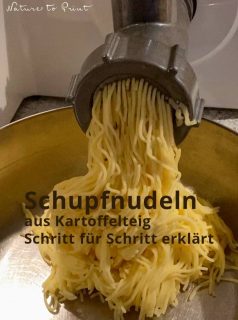 Schupfnudeln aus Kartoffelteig

Mein Sohn wünscht sich selbst gemachte Schupfnudeln zu Weihnachten. Mach' ich doch gerne.

Klar könnte ich Schupfnudeln auch beim Discounter kaufen, aber die sind längst nicht so gut wie frisch geschupfte Schupfnudeln aus Kartoffelteig. Diese sind fluffiger und nehmen Soße besser auf.

Die kleine Liebesmühe lohnt sich allemal. Selbst gemachte Schupfnudeln lassen sich gut vorbereiten, einfrieren und portionsweise auftauen und anschließend aufbraten.

Und was gibt's dieses Jahr dazu? Leckere Entenbrüste.

Rezept und Tipps im Blog:

Schupfnudeln aus Kartoffelteig
https://www.wo-blumenbilder-wachsen.de/schupfnudeln-aus-kartoffelteig/

Kurz: https://www.insbeet.de/Schupfnudeln

#nudeln #rezept #schupfnudeln #rezepte #landküche #leckerschmecker #kartoffeln #kartoffel #abendessen #beilage #rezeptideen #kochen #mittagessen #vegetarischerezepte #rezeptidee #vegetarisch #mittagstisch #essenmachtglücklich #gutenappetit #soulfood #nudelnmachenglücklich #foodblogger_de #heuteaufmeinemteller #einfachlecker #deftig #lecker #leckeressen #genuss