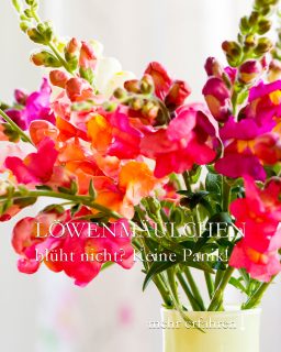 Löwenmäulchen blüht nicht? Keine Panik!
Löwenmäulchen sind robuste Sommerblumen, die auch Trockenheit vertragen und normalerweise sehr lange blühen. Doch was, wenn nicht? Wenn die Pflanzen sich weder vor, noch zurück entwickeln? Wenn sie im Beet kümmern, anstatt zu blühen?
+ Hitze stresst auch Löwenmäulchen. Sie streiken, wenn es ihnen zu heiß wird.
+ Ist die Hitze vorbei, erwachen ihre Lebensgeister und sie starten wieder durch.
++ Eine Kopfdüngung mit flüssigen Blumendünger hilft.
++ Welke und kranke Blätter abschneiden hilft zusätzlich.
PFLANZENWISSEN:
+++ Je mehr Blütenstiele man schneidet, desto mehr Stiele wachsen nach. Genug, um viele Vasen zu füllen.
+++ Löwenmäulchen blühen bis zum Frost und müssen im Herbst nicht raus aus dem Beet. Manche Löwenmäulchen überstehen den Winter oder säen sich sogar von alleine aus.
+++ Löwenmäulchen mit Pusteln unter den Blättern, sind krank und müssen entsorgt werden.
+ Setzen Sie junge Löwenmäulchen im Frühling an eine andere Stelle im Garten, um Ansteckung zu vermeiden.
Im Blog: Hilfe, mein Löwenmäulchen blüht nicht. Ursachen und Abhilfe.
https://www.mein-blumenbild-des-tages.de/loewenmaeulchen-blueht-nicht/
Kurz: https://www.insbeet.de/Loewe
#sommerblumen #blumen #gärtnernmachtglücklich #blumenmachenglücklich #blumenliebe #blüten #gartenwissen #gartenfragen #gartentipp #pflanzenliebe #gartentipps #gärtnern #blumenfotografie #lebenmitblumen #meingarten #blumengarten #ziergarten #schnittblumen #blumenbeet #gartenblogger #blütenzauber #gartenblog #gartenjahr #blume #wirliebenpflanzen #gartenpflanzen #grünerdaumen
