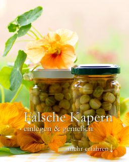 Falsche Kapern aus Kapuzinerkresse-Samen
Meine Kapuzinerkresse hatte es dieses Jahr etwas schwer. Hitze, Trockenheit und Erdflöhe setzten der Sommerblume zu. Doch nach einem kräftigen Rückschnitt blüht sie wunderschön und macht sich überall wieder lang und breit.
+ Tropaeolum minor bleibt kompakt, T. majos bildet dagegen lange Ranken.
+ Jede Kapuzinerkresse liefert laufend essbare Blüten und würzige Blätter und bildet auch unzählige Samen, die Basis für "Falsche Kapern".
+++ Nicht bis zum Herbst warten, sondern Samen sammeln solange sie noch grün und frisch sind.
Das Rezept für Falsche Kapern ist denkbar einfach:
+ Samen säubern und waschen
+ Über Nacht einlegen in Salzwasser
+ Gläschen vorbereiten: auskochen
+ Samen einfüllen.
+ Essigsud kochend heiß darüber gießen
+ Gläschen sofort fest verschließen und auf den Kopf stellen.
+ 8 Wochen ziehen lassen
Falsche Kapern schmecken fein-säuerlich, würzig und leicht scharf. Perfekt für alle Gerichte, in denen ansonsten echte Kapern verwendet werden: Königsberger Klopse in Kapernsoße, Pasta, Pizza, bunte Gemüsepfannen, Reis, Fleisch & Fisch.
Im Blog: Kapernersatz aus Kapuzinerkresse. Falsche Kapern einlegen und genießen.
https://www.wo-blumenbilder-wachsen.de/kapernersatz-aus-kapuzinerkresse/
Kurz: https://www.insbeet.de/Kapernersatz
#kapern #rezept #kochen #heilkräuter #kräuterliebe #rezepte #salat #kräuterwissen #gesund #kräuter #heilpflanzen #kapuzinerkresse #landküche #lecker #wildkräuter #kräutergarten #heilpflanze #nudeln #genuss #ernährung #rezeptideen #vegetarisch #essen #gewürze #gesundeernährung #essenmachtglücklich #kräuterküche #leckerschmecker #garten